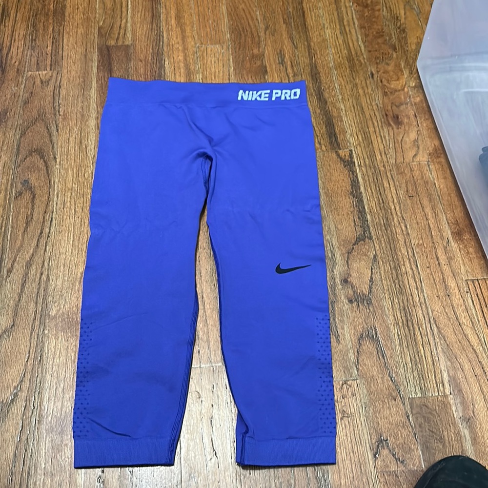 Nike pro dri fit capri pants purple medium